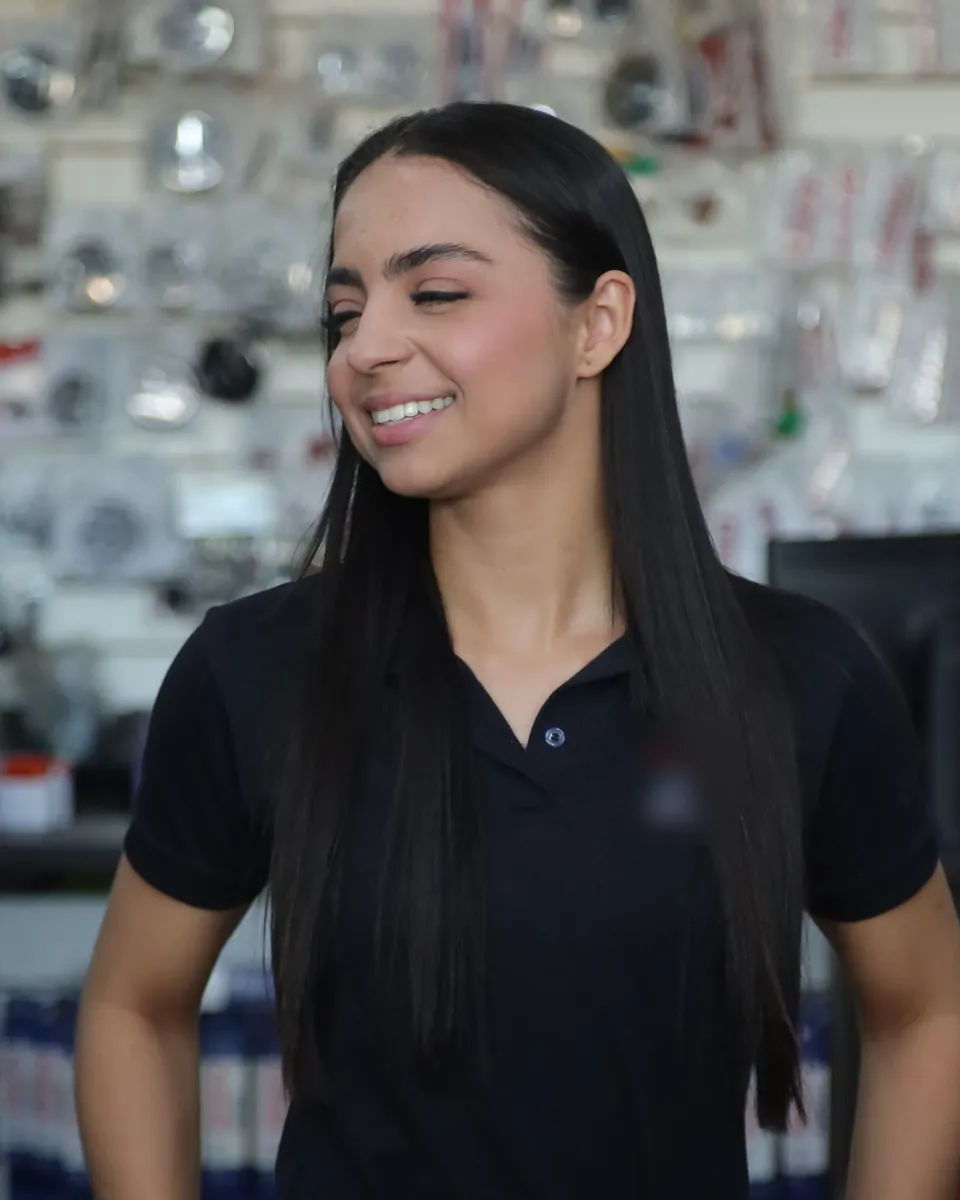 Atendente sorrindo durante o atendimento