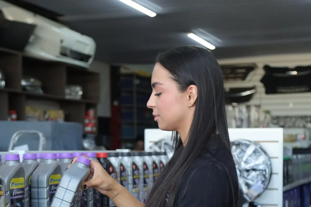Atendente conferindo um produto na prateleira