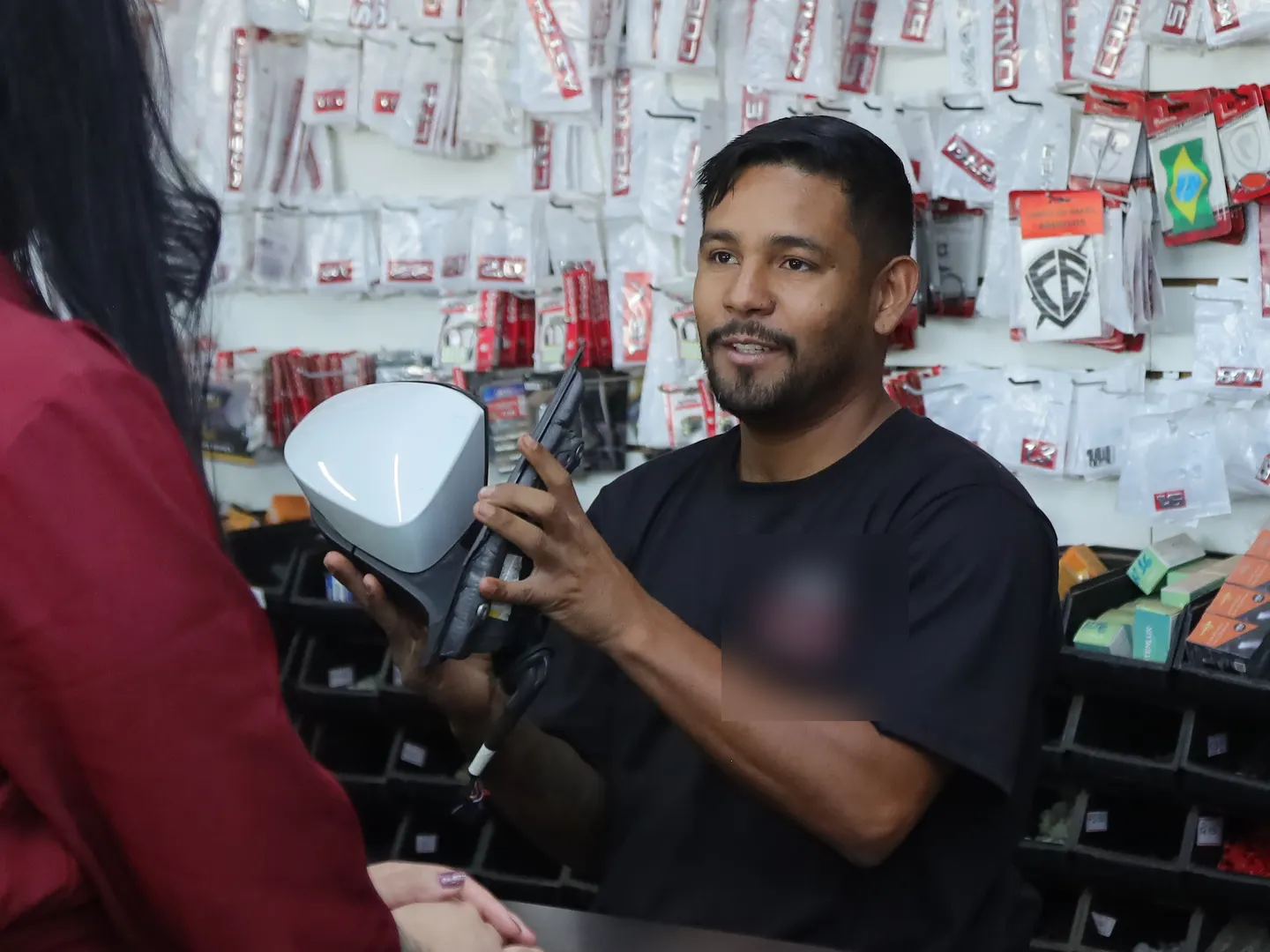 Vendedor conversando com uma cliente no balcão